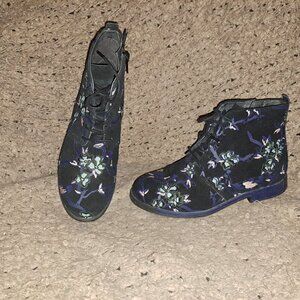 CAMPER TWINS-Black Suede/Embroidered Floral/Peacocks-Side Zip-Sz 36-Near Mint